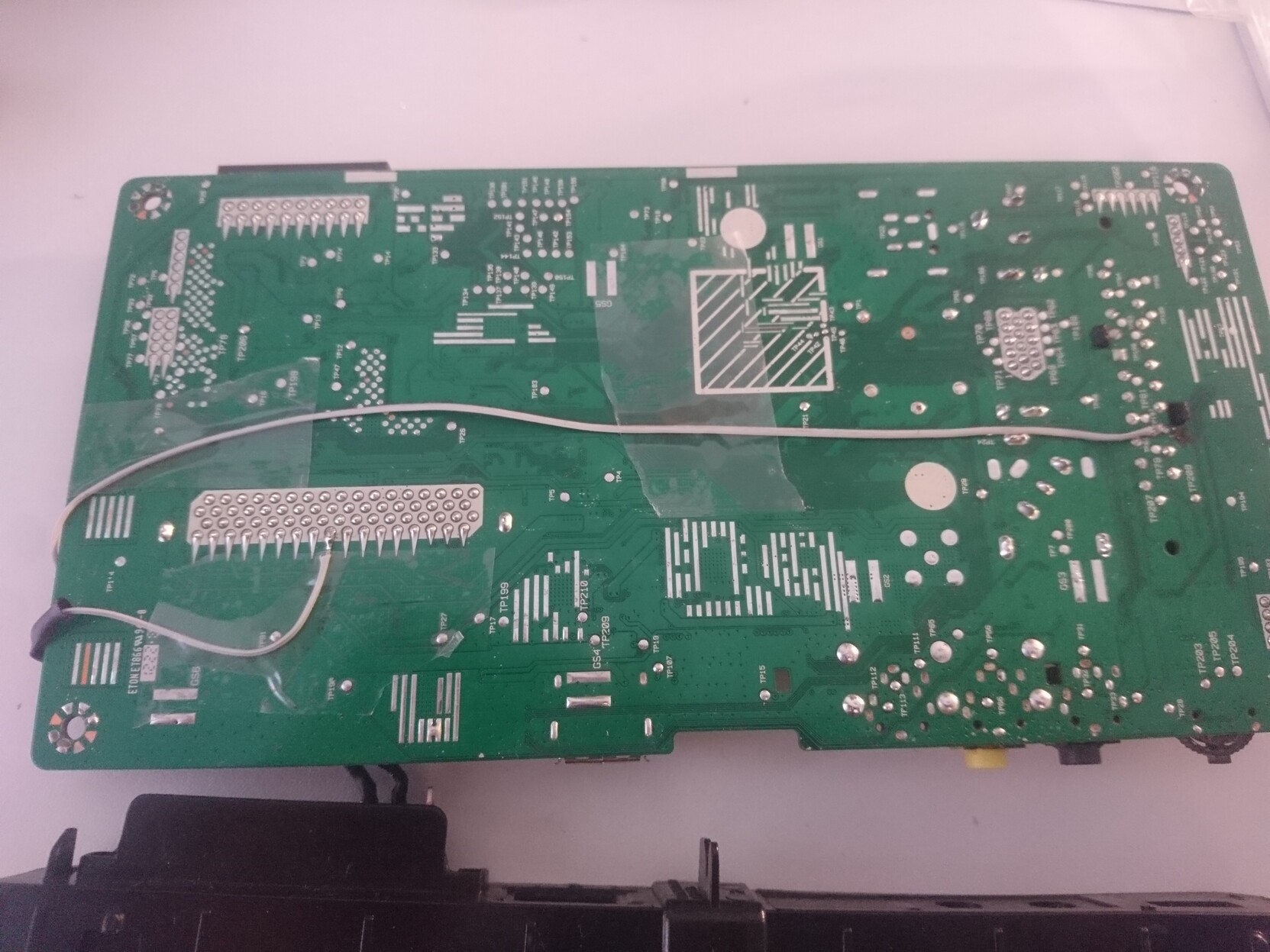 Two wires soldered on the PCB, going from CI slot pin 17 to a switch (not visible, on the back of the PCB) and then to SCART pin 16